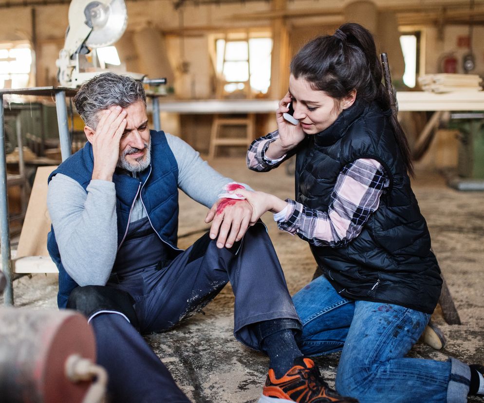 Kobieta udziela pierwszej pomocy mężczyźnie