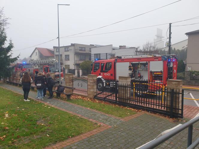 Pożar w liceum w Końskich! Z budynku ewakuowano sto osób. Co się stało?