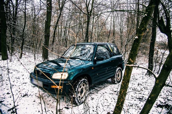 W lesie koło Ostrzeszowa stał zaparkowany samochód. Przechodzień zajrzał do środka. Makabryczny widok!