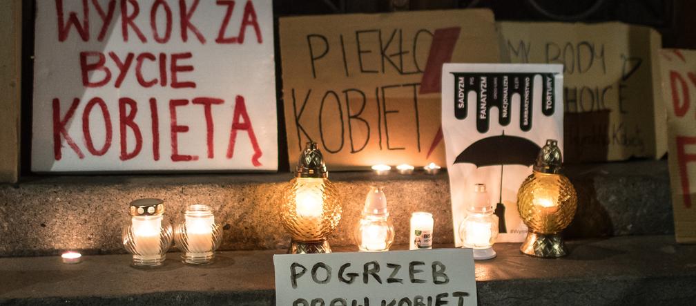 Pogrzeb praw kobiet. Protest po wyroku TK w Krakowie
