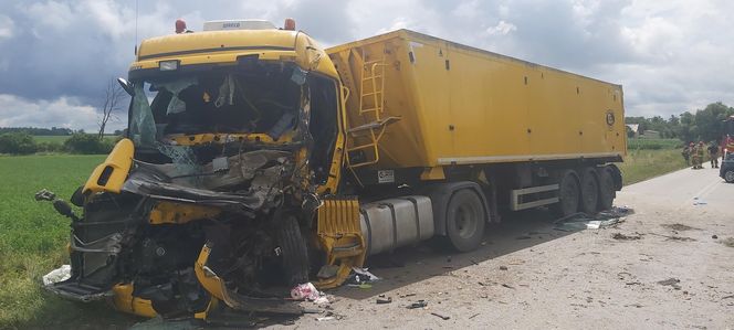 Dwie ciężarówki roztrzaskały się na drodze. Kierowca Scanii nie miał szans