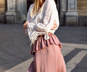 Długa spódnica to nieodłączny element modnych stylizacji. Naszą je zarówno romantyczki, jak i fanki stylu grunge 