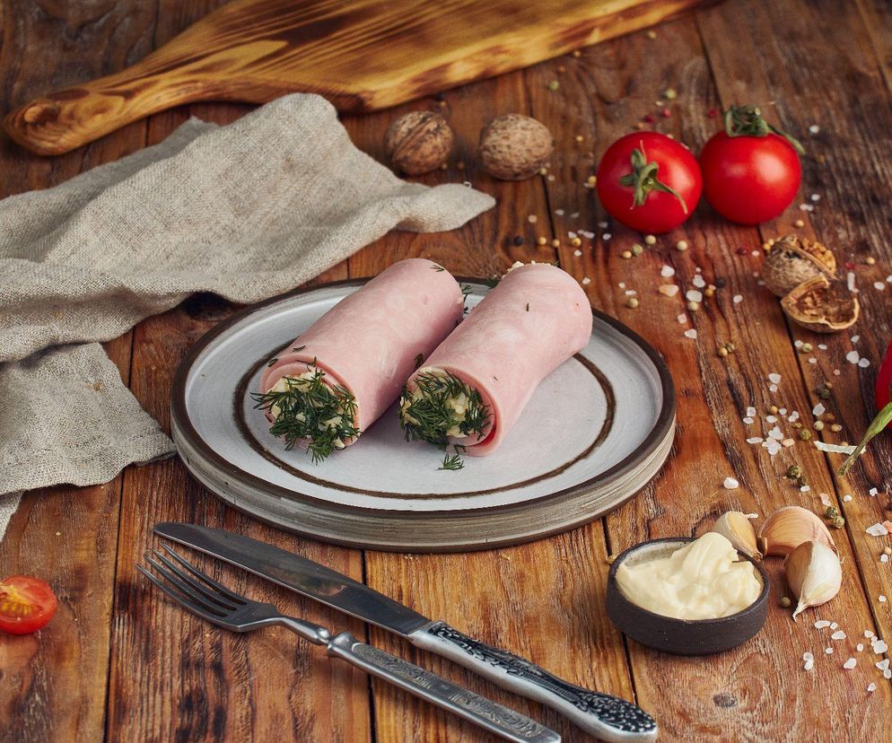 Pyszne ruloniki z szynki z chrzanowym serkiem. Efektowna przekąska w 5 minut 