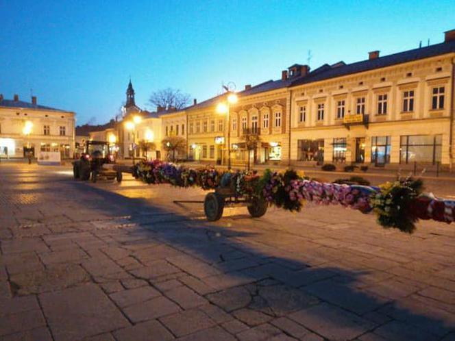 Za tydzień Wielkanoc! Przypomina o tym palma na sądeckim rynku