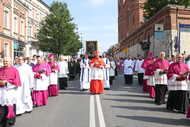 Tysiące kobiet i dziewcząt na pielgrzymce do Piekar Śląskich. "Jestem w Kościele, więc idę"