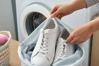 Wymieszaj 2 łyżki z płynem i wrzuć brudne buty do pralki, a będą jak nowe. Czyste i śnieżnobiałe. Pranie białych butów