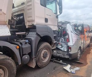 Karambol na S8 w Warszawie. Lądował śmigłowiec LPR. Zderzenie ośmiu pojazdów przed mostem