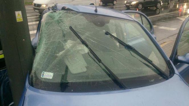 Wypadek na ul. Hlonda – nissan uderzył w słup sygnalizacji świetlnej