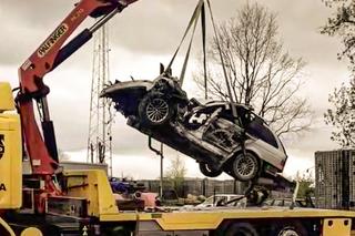 BMW roztrzaskało się na drzewie. 22-latka nie żyje