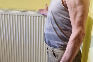 Marzną w swoich domach! Zlikwidowano im piece i nie podłączono do sieci ciepłowniczej!