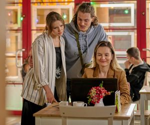 Na Wspólnej odc. 4082. Kasia (Julia Chatys), Piotr (Krzysztof Świłpa), Greta (Klaudia Łapot)