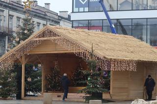 Szopka w Lublinie jest już gotowa. Mieszkańcy chętnie robią sobie przy niej zdjęcia 