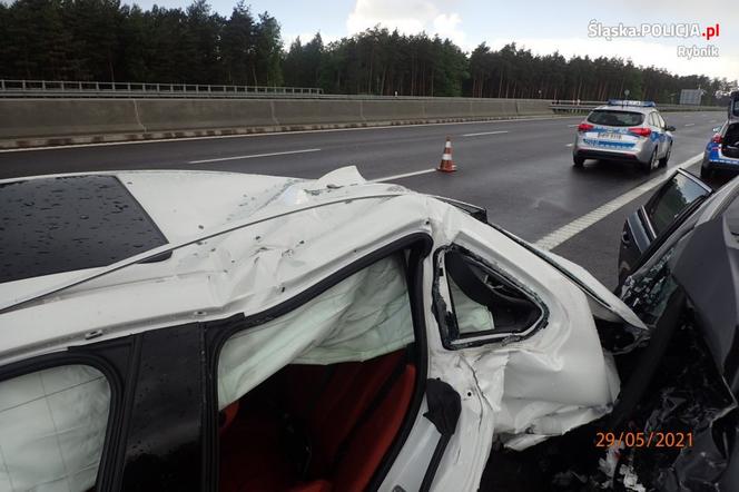 Rybnik: 42-latek czekał na pasie awaryjnym. Zginął przez 20-latka pędzącego swoim BMW