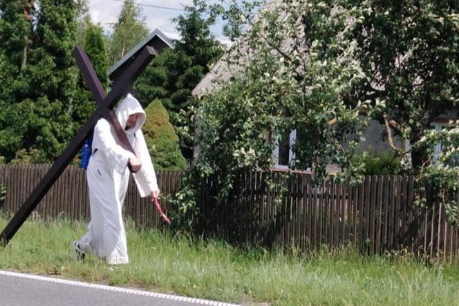 Tajemniczy wędrowiec przemierza Polskę z krzyżem na ramieniu. Jaki ma cel? [FOTO, WIDEO]
