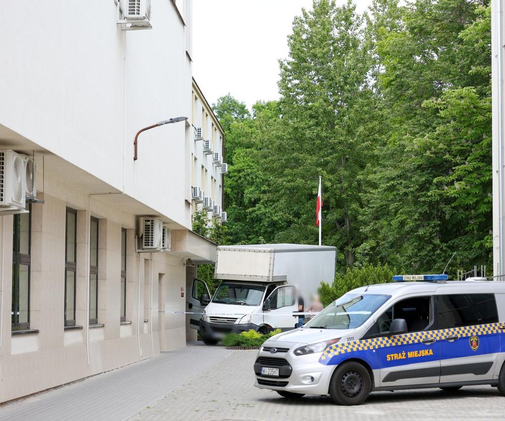 Dostawczak wjechał w budynek sądu w Warszawie. Z impetem wyłamał szlaban