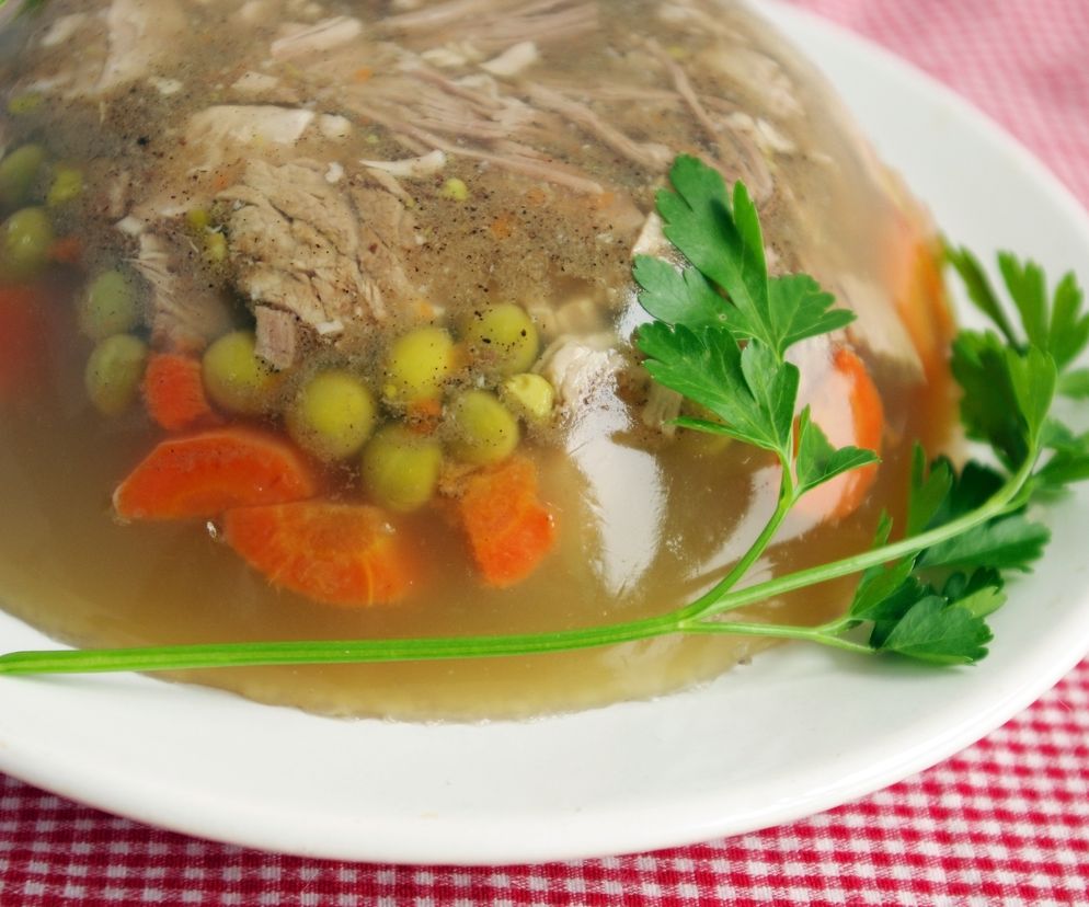 Studzieniec: przepis na nóżki wieprzowe w galarecie