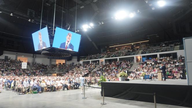 Kongres Świadków Jehowy w Olsztynie. W hali Urania chrzest przyjęli nowi członkowie [ZDJĘCIA]