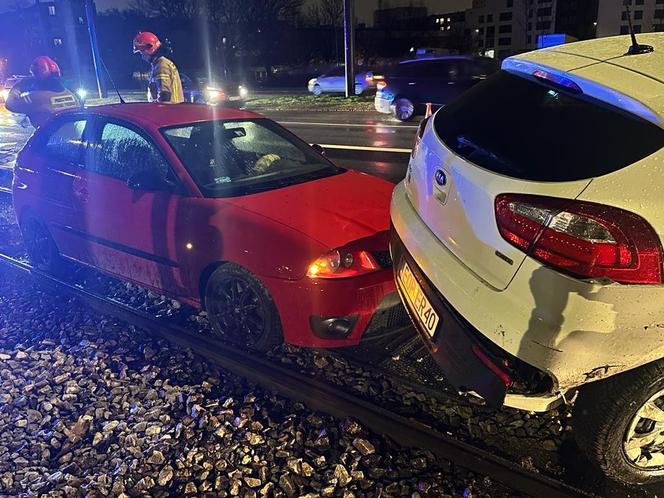 Warszawa, Wola. Dwie osobówki po zderzeniu wleciały na tory. Zablokowany ruch tramwajów