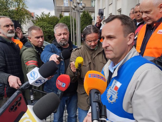 Konferencja prasowa hutników przed Ministerstwem Przemysłu w Katowicach