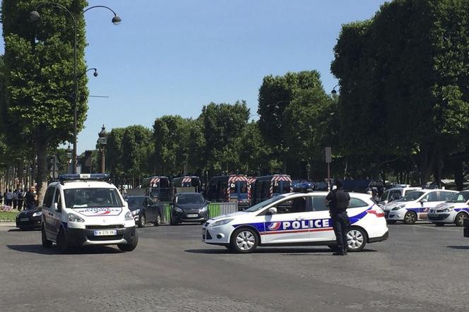 Atak w Paryżu: Mężczyzna zaatakował policjanta. Pod katedrą Notre Dame padły strzały