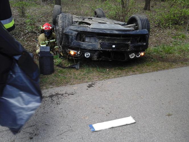 Tragiczny wypadek pod Bielskiem Podlaskim. Dachowanie BMW. Kierowca zginął na miejscu