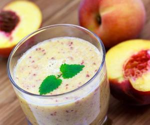 Kefir, brzoskwinia i orzechy. Pyszne, dietetyczne śniadanie, które pokocha każda figura