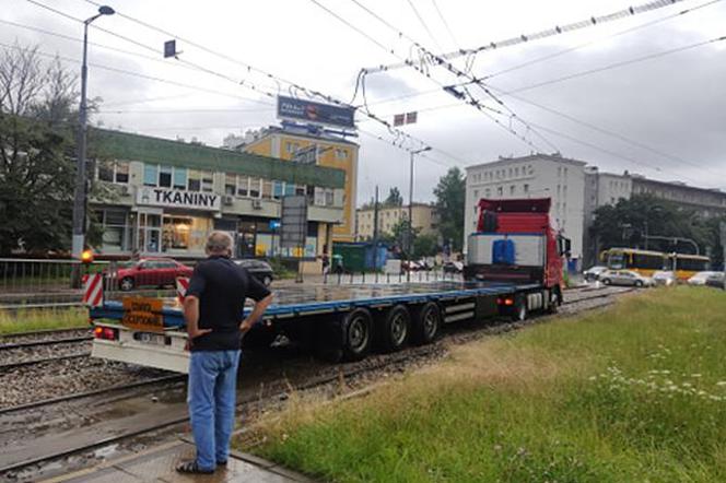 Ciężarówka na torach na Woli