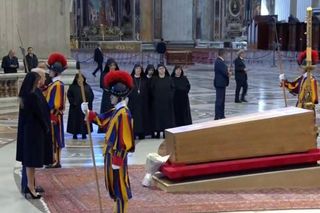 Trump i Zełenski złamali zasady na pogrzebie Franciszka