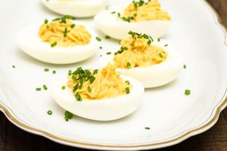 Jajka faszerowane fetą to kulinarny raj na talerzu. Spróbuj i przekonaj się sam