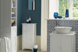 Niebieska łazienka z majolikowymi płytkami