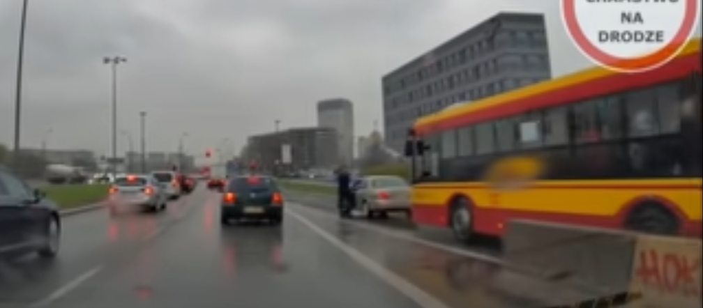 Kierowcy jaguara i autobusu urządzili sobie zapasy na ulicy