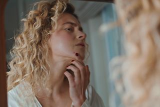 Masz problemy z trądzikiem? Winne mogą być ... jelita. Sprawdź, co naprawdę szkodzi twojej cerze