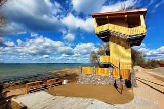 Nowa wieża widokowa na Mazurach. Można podziwiać z niej panoramę jeziora Śniardwy