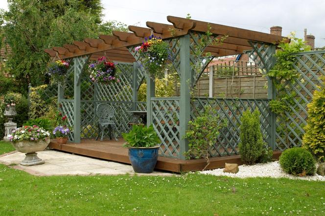 Pergola w ogrodzie