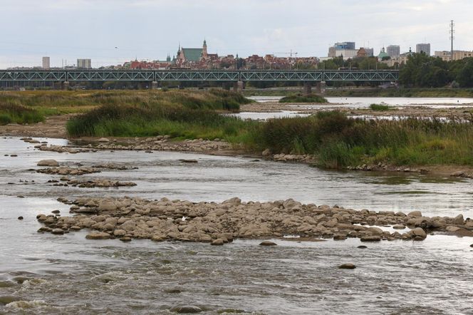 Rekordowo niski stan wody w Wiśle w Warszawie (23.08.2025)