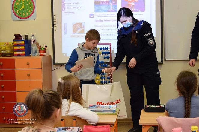 9-latek uratował życie mamusi. Policjanci podziękowali mu za heroiczne zachowanie