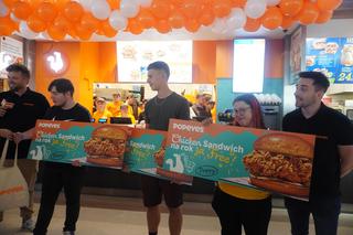 Trzy osoby wygrały roczny voucher na firmową kanapkę do Popeyes w Poznaniu