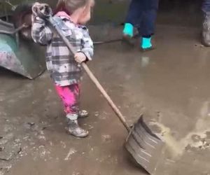 Nowe nagranie z dziewczynką z Kłodzka pojawiło się w sieci. Nie da się przejść obojętnie, ściśnie ci gardło!