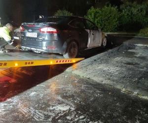 Nocny pożar samochodów na parkingu w Częstochowie. Nieznany sprawca podłożył ogień 