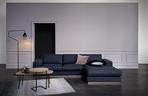 Miękka sofa z poduchami wypełnionymi pierzem