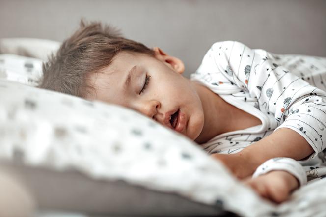 Nocne poty u dziecka – dlaczego malec budzi się mokry od potu?