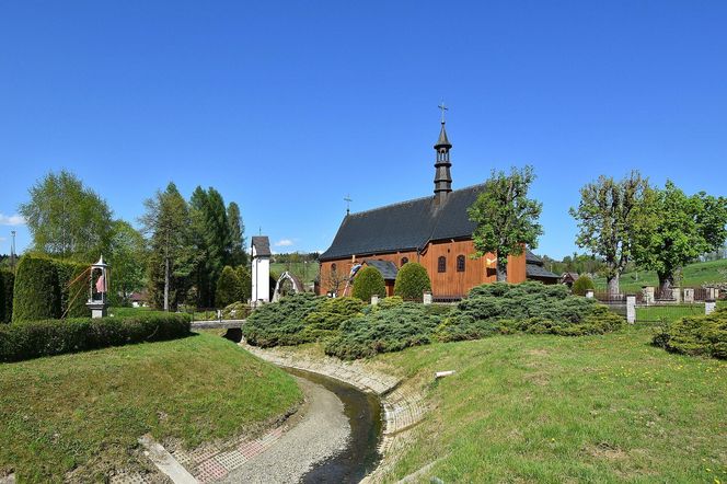To malownicza małopolska wieś. Słynie z dzwonów poświęconych papieżowi i Maryi