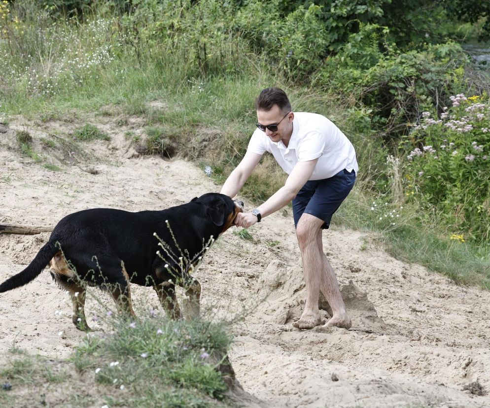 Poseł kąpał się z psem