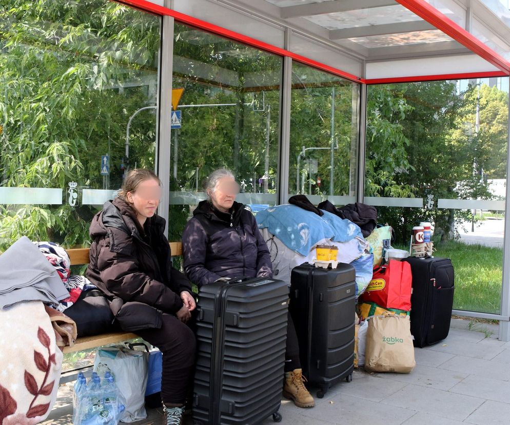 Dwie Ukrainki żyją na przystanku autobusowym w Warszawie. Odmawiają pomocy