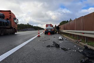 Audi roztrzaskane na drzewie, kolizja i pożar samochodu. Seria wypadków pod Toruniem