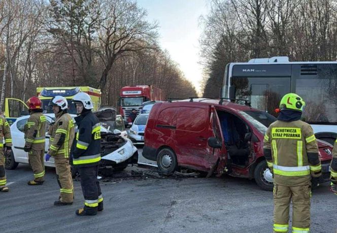 Wola Suchożebrska: Zderzenie dwóch osobówek i autobusu