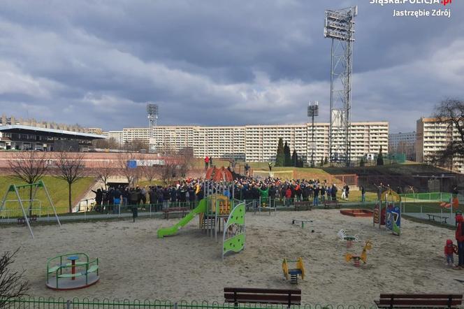 Jastrzębie-Zdrój: Kibice protestowali przed stadionem. Nie podobają im się obostrzenia. Interweniowała policja, posypały się mandaty [ZDJĘCIA]