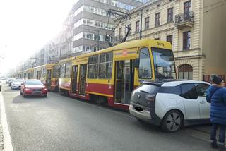 Łódź: BMW wjechało pod tramwaj. POWAŻNE UTRUDNIENIA na Piotrkowskiej przy Piłsudskiego!