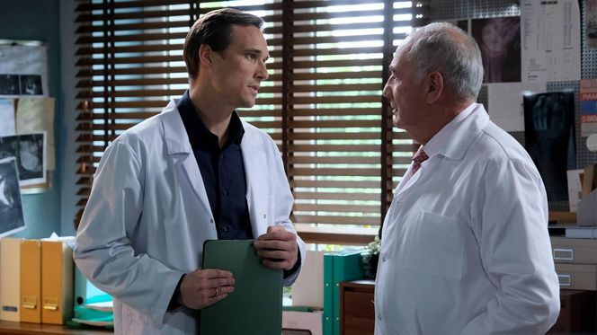 M jak miłość odc. 1879. Olek (Maurycy Popiel), Jerzy Argasiński (Karol Strasburger)