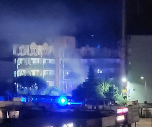 Kłęby dymu nad blokiem, który spłonął w Ząbkach. Co się stało?